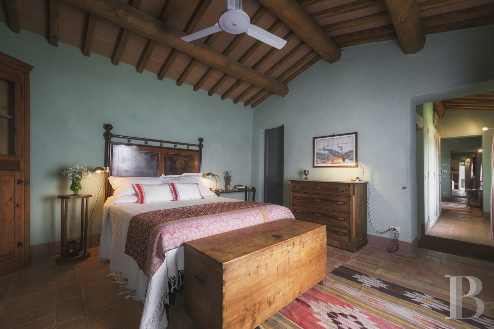 An old olive grove farmhouse restored to its former glory, overlooking the countryside in the Val d'Orcia in Tuscany - photo  n°20